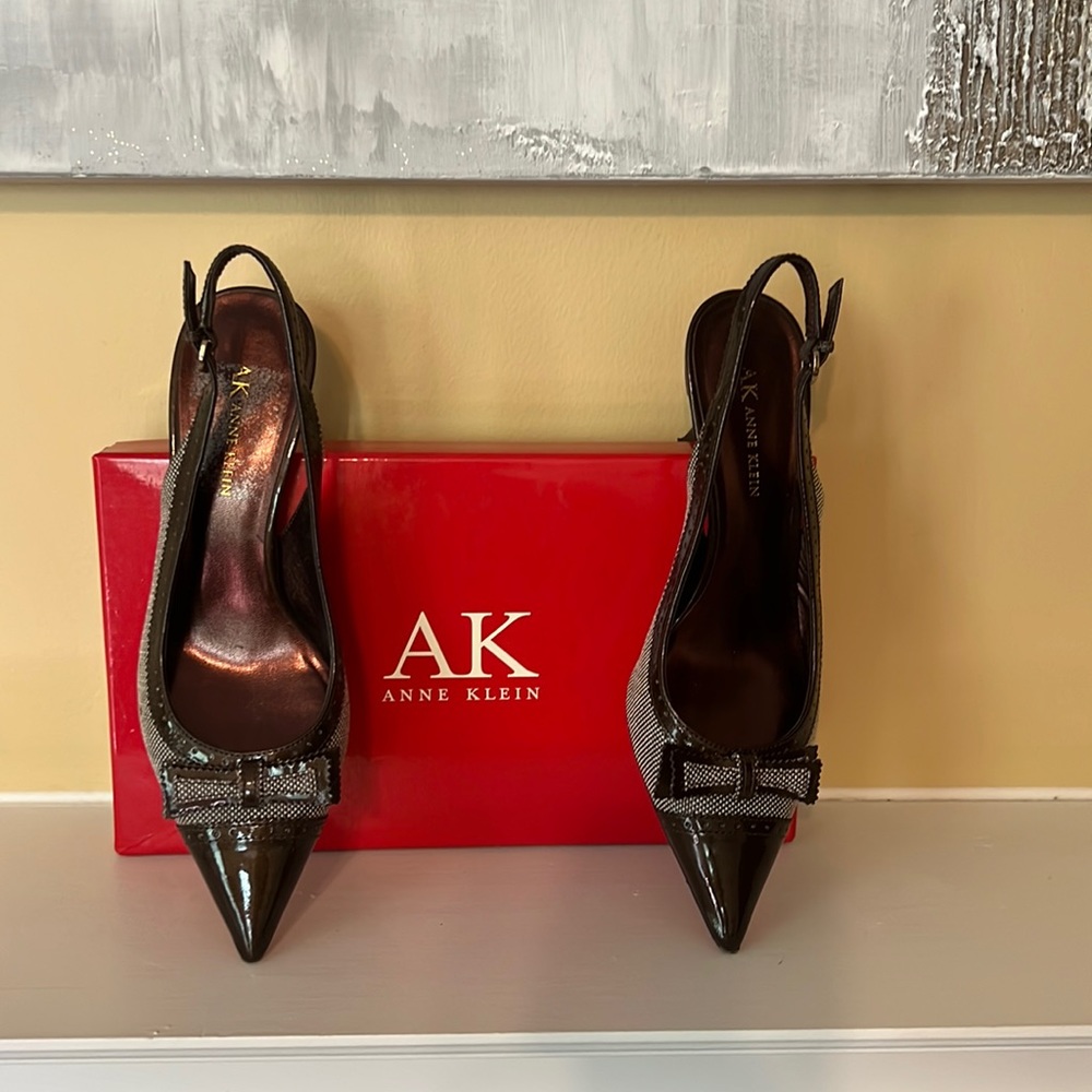 Euc Anne Klein Akdalya Bronze/Brz Fabric Heels Size 7